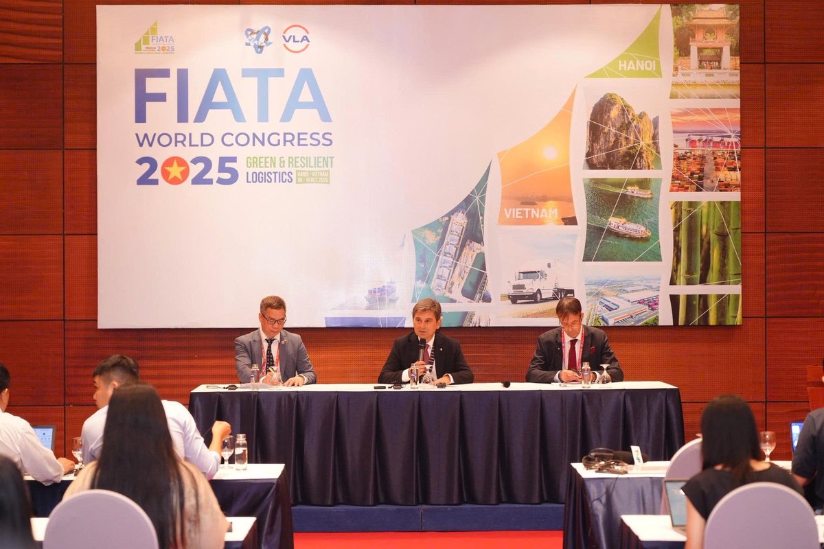 FWC2025's tweet photo. 📣 FIATA World Congress 2025 Press Conference – Vietnam Spreads the Message of “Green and Resilient Logistics” 
🌿 On October 8 in Hanoi, the Organizing Committee of FIATA World Congress 2025 held an international press coònerence. https://t.co/zr9o1DYMG4