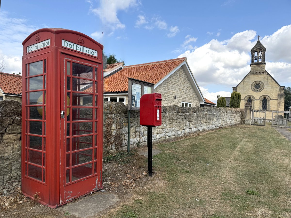 Jacquelineyorks's tweet image. 💌A postbox and church for #postboxsaturday &amp;amp; #steeplesaturday #NorthYorkshire
