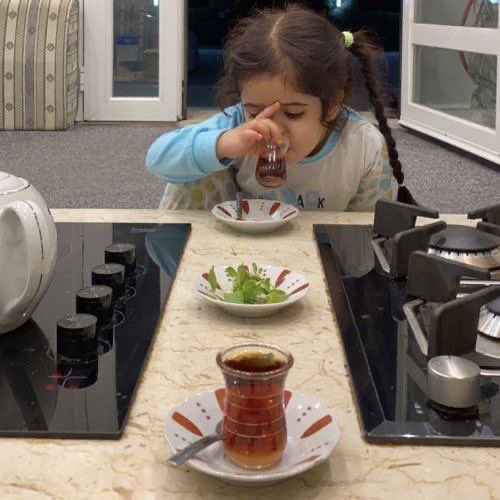 #تخاطيف_مع_سلامه 
"الشايُ مُتعَتُها،
وَمتعَتى رؤيَتُها."
وكلٌ يَنظُر لِما يُحبُّ. 🤍