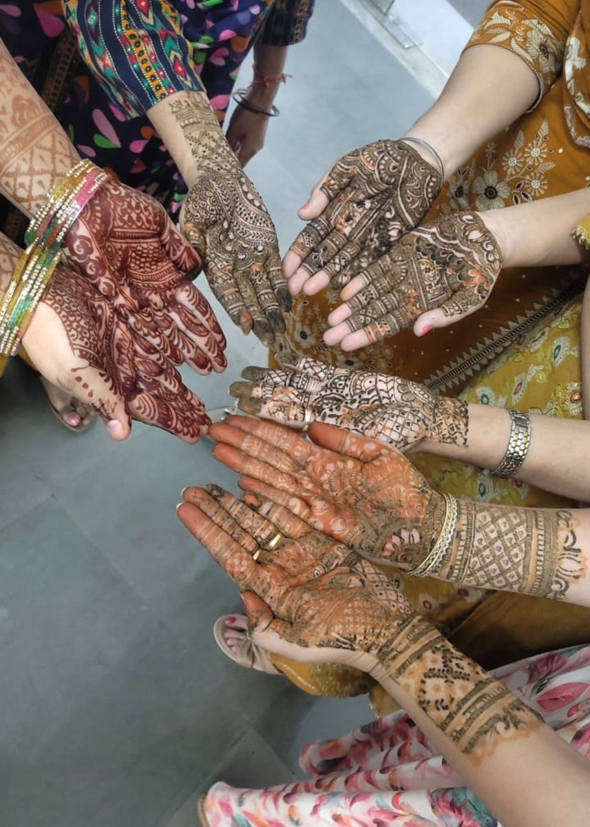 MilestoneGhana4's tweet image. Creative vibes in full bloom! 🌿✨

Students showcased their artistry in a fun Mehndi Competition — adorning hands with intricate designs and vibrant creativity. 💫

#MehndiMagic #CreativeExpression #StudentCreativity #FunWithArt #VibrantDesigns