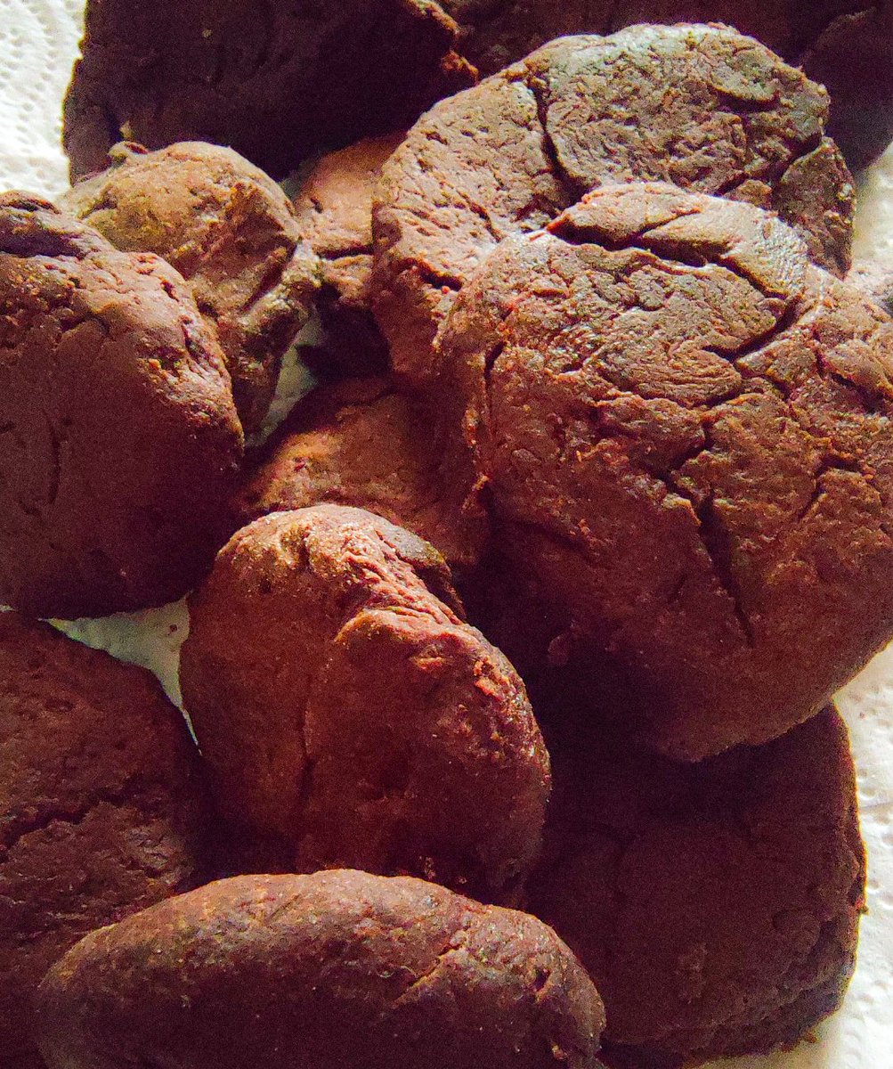 De Doña Petrona a la IA 🙄. Le pedí a ChatGPT, una receta con los ingredientes que tenía en casa, algo dulce para el mate,  y me tiró una receta de "Scones de Algarroba". 🤭 Riquísimos!!! 😋