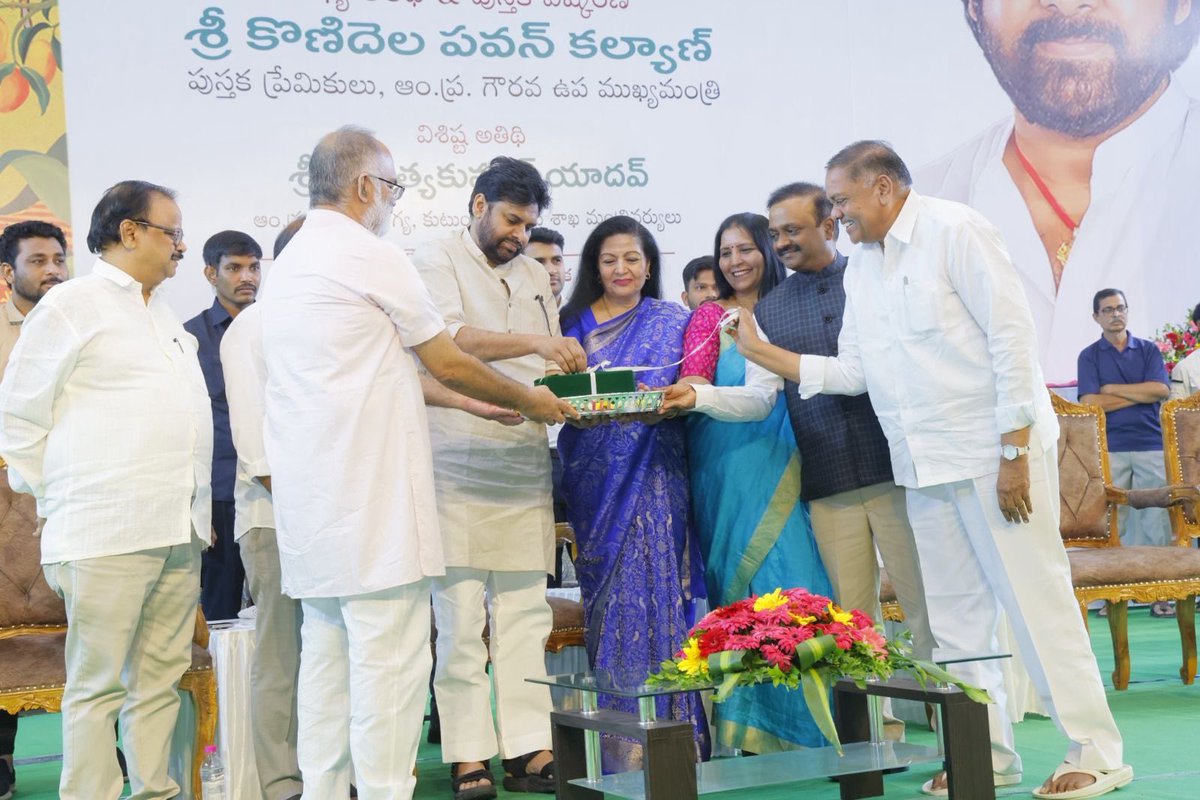APDeputyCMO's tweet image. ఐక్యరాజ సమితి అసిస్టెంట్ సెక్రెటరీ జనరల్ గా, ఐక్యరాజ్య సమితి మహిళా విభాగం డిప్యూటీ ఎక్సిక్యూటివ్ డైరెక్టర్ హోదాలో పనిచేసిన ప్రముఖ భారతీయ దౌత్యవేత్త శ్రీమతి @lakshmiunwomen గారు రచించిన Swallowing the Sun తెలుగు అనువాదం &quot;ఆమె సూర్యుడిని కబళించింది&quot; పుస్తకం ఆవిష్కరణ కార్యక్రమంలో…