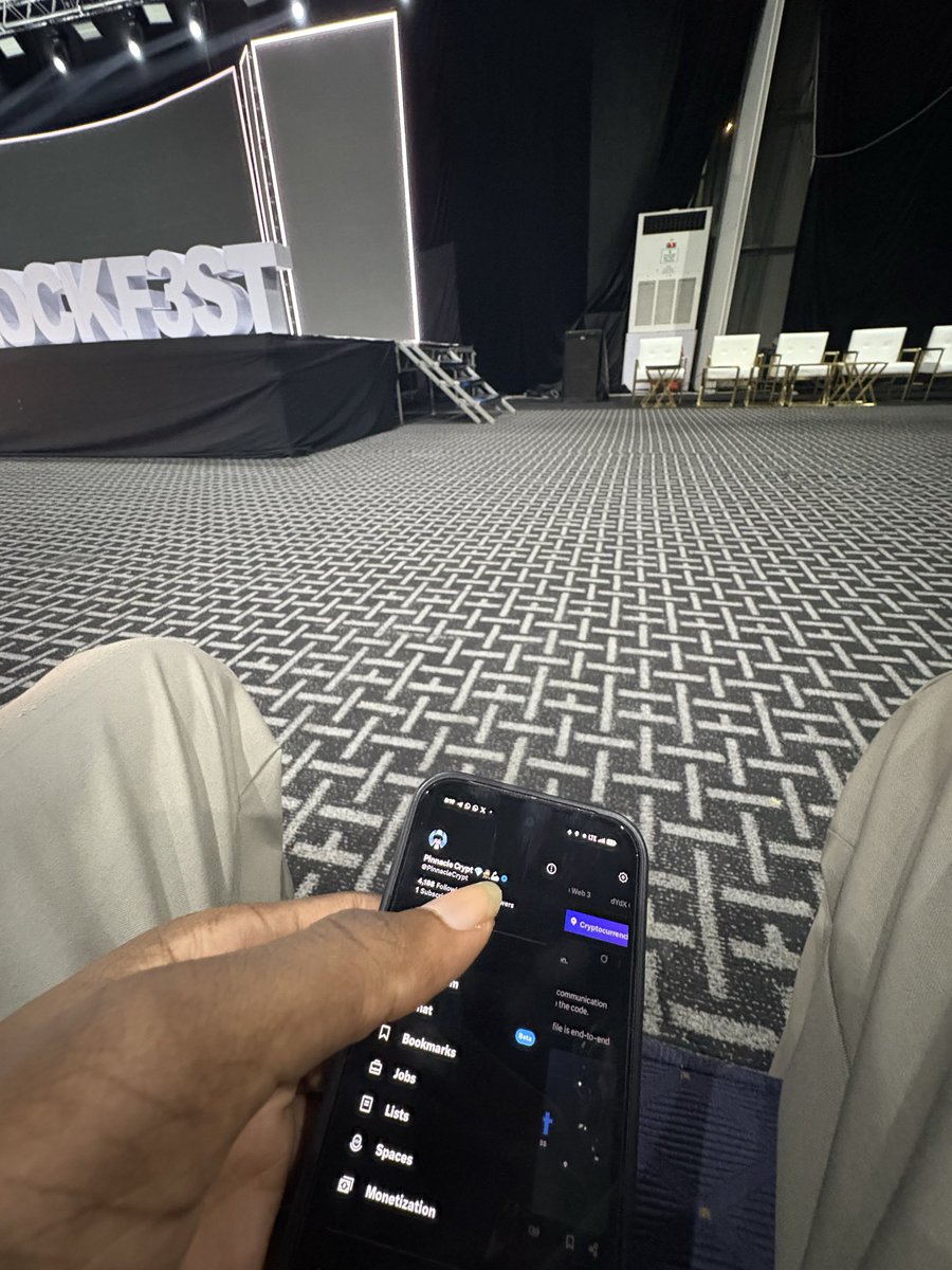 Senpai_o1's tweet image. i just stole someone’s phone..
