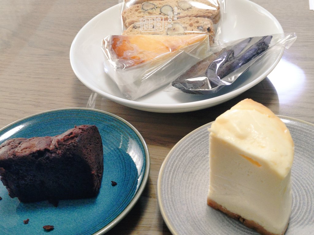 hina650's tweet image. #W乗り甘味部
久しぶりに寄ったコーヒー屋さんで教えてもらった
イートインは金土のみの焼菓子屋さん
ニューヨークチーズケーキうま😍
#豆匠
#ACOS