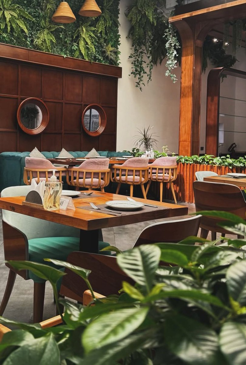 أنا السائِرُ. في الدّربِ أم الدّربِ يَسيرِ  أم كِلانا واقِفْ، وَالدَهرَ, يَجَري, لستُ,ادرّي.

#فلسطين 
#صباحيات 
#بحرين