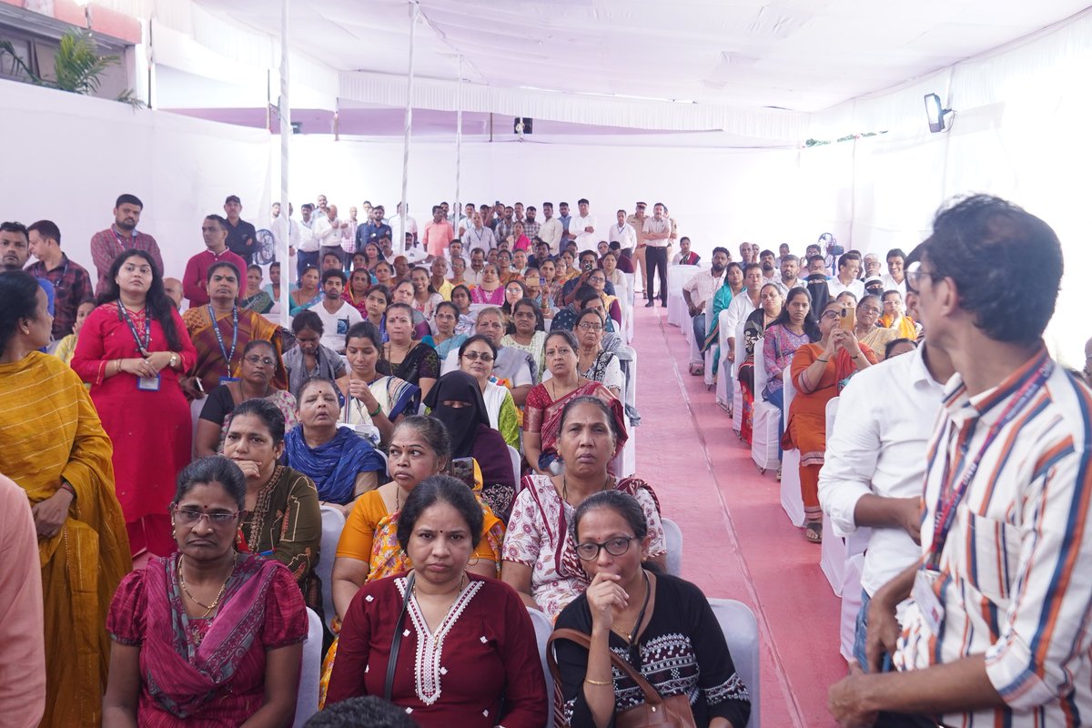 MPLodha's tweet image. 📍 मालाड, मुंबई
आज मालाड येथे बृहन्मुंबई महानगरपालिका पी पूर्व व पी पश्चिम विभागातर्फे आयोजित महिला व बालकल्याण विभागाच्या विशेष उपक्रमात सहभागी झालो.
या कार्यक्रमात महिला बचत गटांच्या प्रदर्शनाचे उद्घाटन झाले, जिथे ३० हून अधिक स्टॉल्सवर दिवाळीच्या फराळासह विविध वस्तूंची…