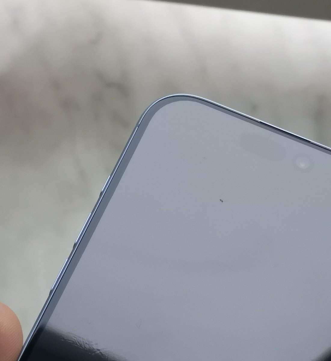In case you were wondering… 

This is how iPhone 17’s screen looks like with a cheap screen protector.

You can clearly see how nice that anti-reflective coating is on the edges 😋