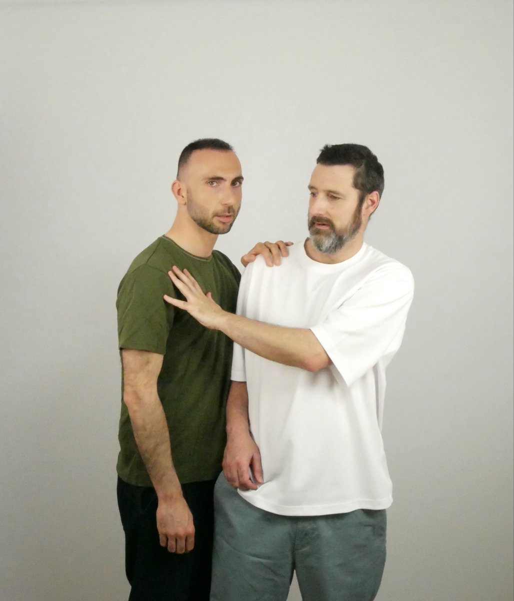 Trouve une légende à cette photo, on te dira ce qu'on en pense 😅
￼T'es sur Paris ? = On joue 2 DATES UNIQUES du spectacle du duo, à l'Apollo Théâtre 28 et 29 Janvier 2026 ! Prends tes places 😜 <a href="/APOLLOTHEATRE75/">APOLLO THEÂTRE</a> #paris #sortiraparis