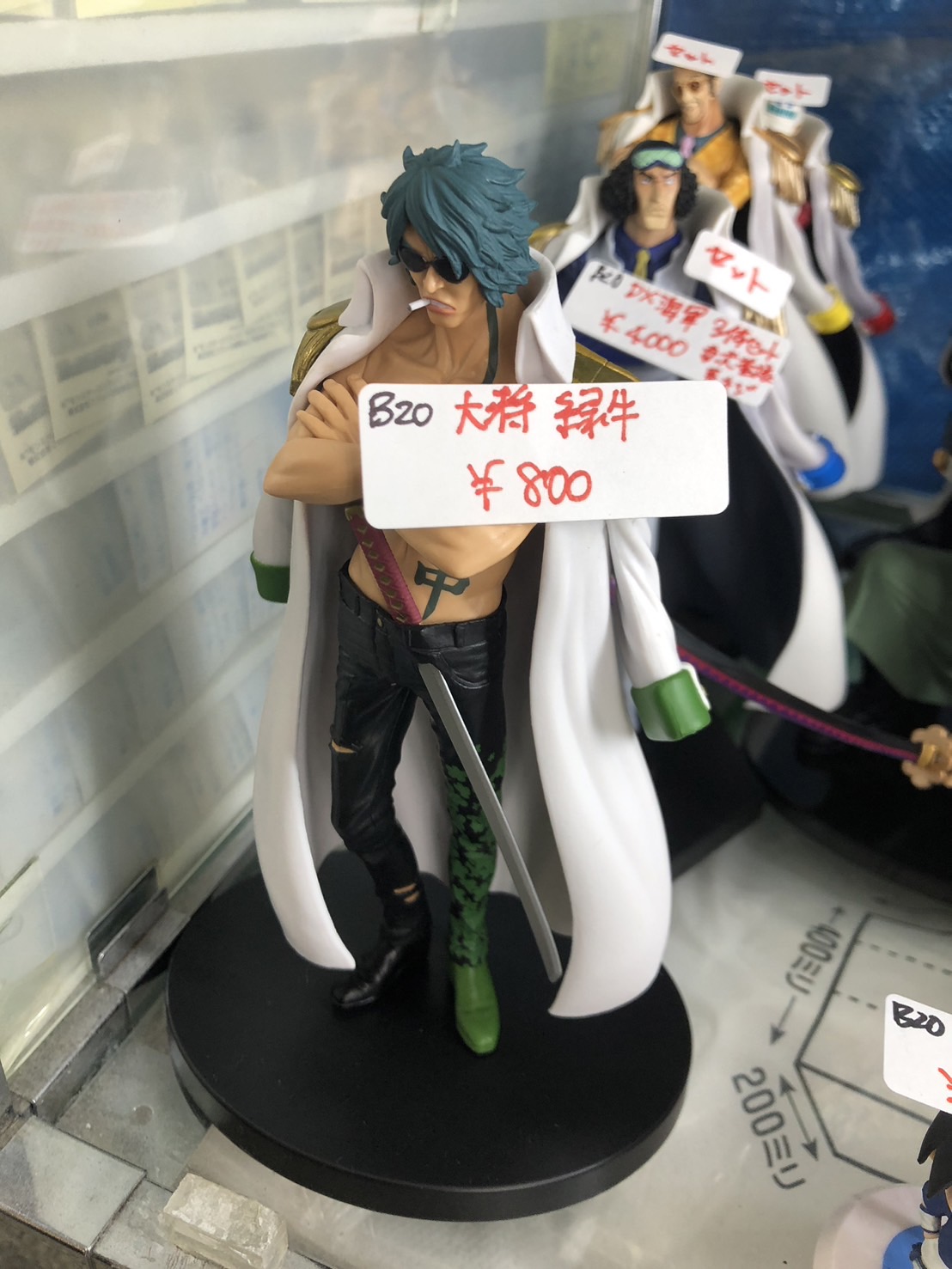 ワンピース フィギュアセット　フィギュアケース このケース色んなフィギュア飾れた！安全で移動も楽々！安価で