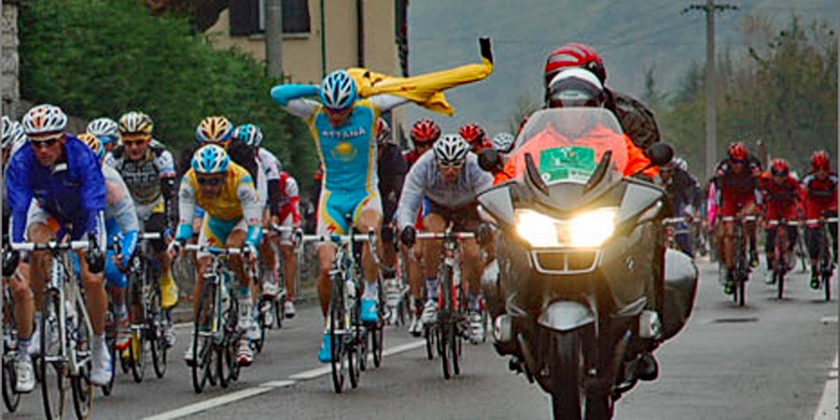 Roadside PEZ: A Wet Day In Lombardia 2010: Roadside Report: 07.00: the alarm blasts, but it's not too painful, only two grappas last night. La Gazzetta Dello Sport tells us that it's the 104th edition of the Giro di Lombardia with "196 corridori di 25… dlvr.it/TNcGVr