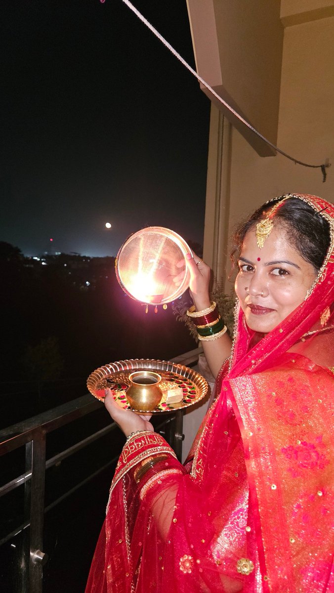 मैं तुम्हारे जीवन का वो सिक्का हूँ ..!❣️🫶
कि तुम जब भी उछालोगे, तुम्हारे ही पक्ष में गिरूँगी..!💞🫶
(भगवान भोलेनाथ और करवा माता जल्दी से तुमको ठीक कर दें...🙏😢तब जाकर मेरा व्रत पुरी तरह से  सफल होगा ..🥲🤗)
#KarwaChauth #karwachauthspecial