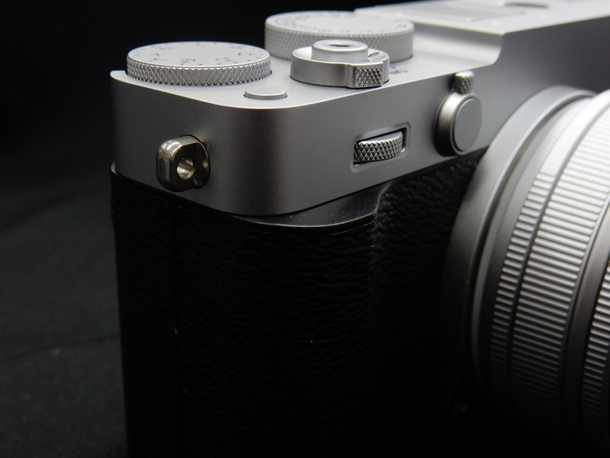 突然ですがここで問題です！ このカメラの機種名はなんでしょう