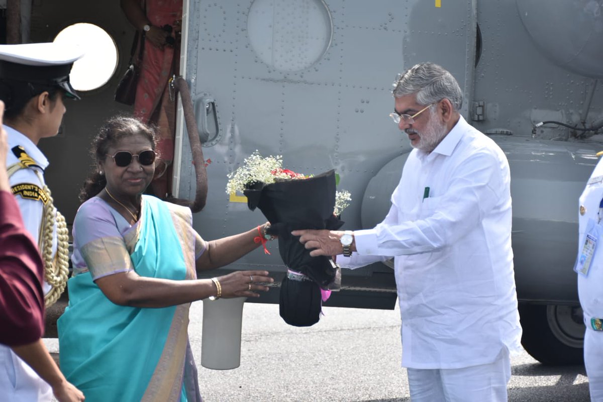 InfoGujarat's tweet image. દ્વારકા હેલિપેડ ખાતે માન. રાષ્ટ્રપતિ શ્રીમતી દ્રૌપદી મુર્મુજીનું ઉષ્માભર્યું સ્વાગત...

માન. રાષ્ટ્રપતિ શ્રીમતી દ્રૌપદી મુર્મુજી તેમના ગુજરાતના ત્રિ-દિવસીય પ્રવાસના તૃતીય દિવસે ભગવાન દ્વારકાધીશની પાવન ભૂમિ દ્વારકા ખાતે આવી પહોંચ્યા; હેલિપેડ ખાતે પ્રવાસન મંત્રી શ્રી મૂળુભાઈ બેરા…