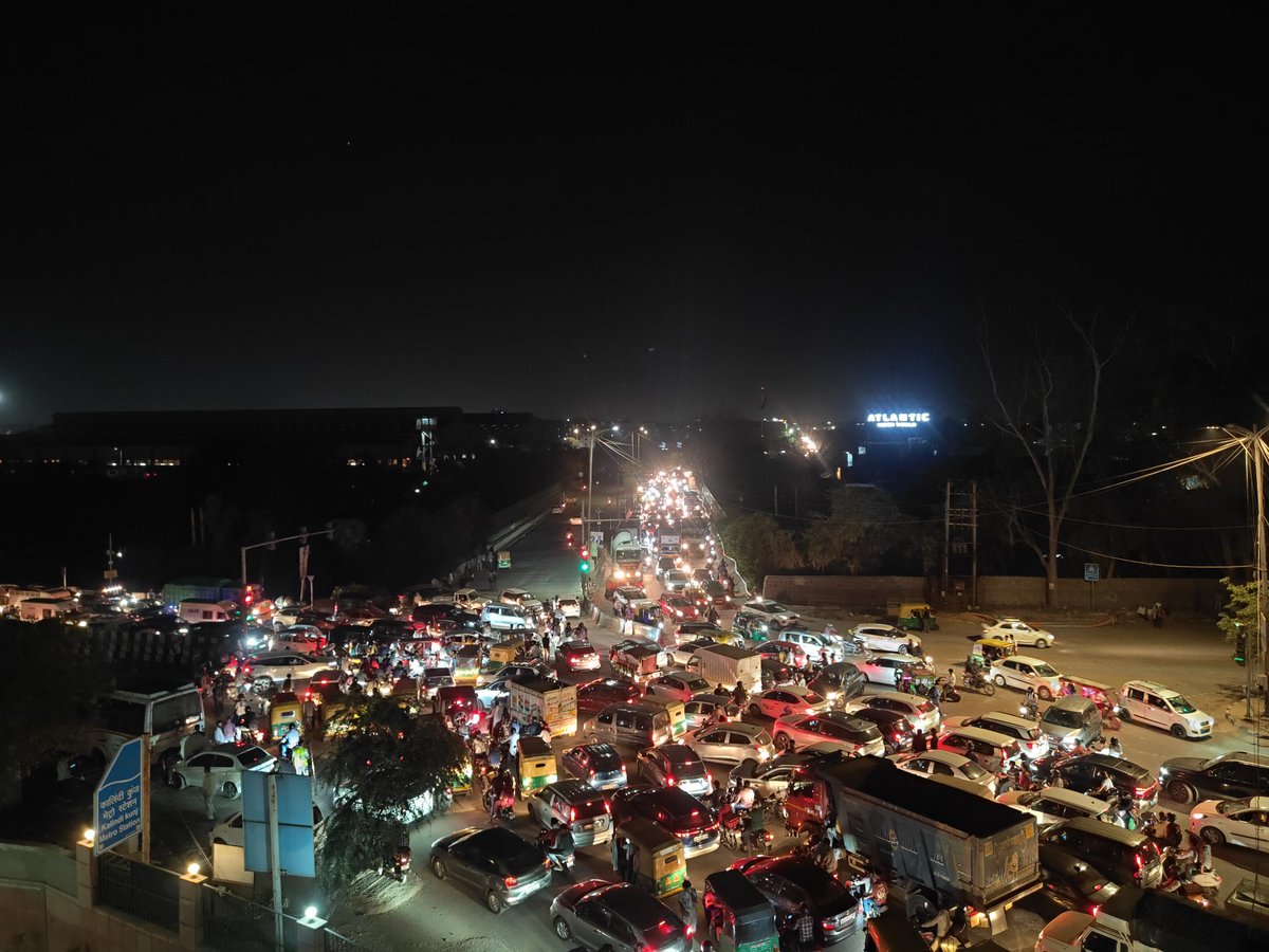 Techy_57's tweet image. Imagine if all these were EVs then no wastage of fuel/cash &amp;amp; no air or noise pollution for just waiting in the traffic
