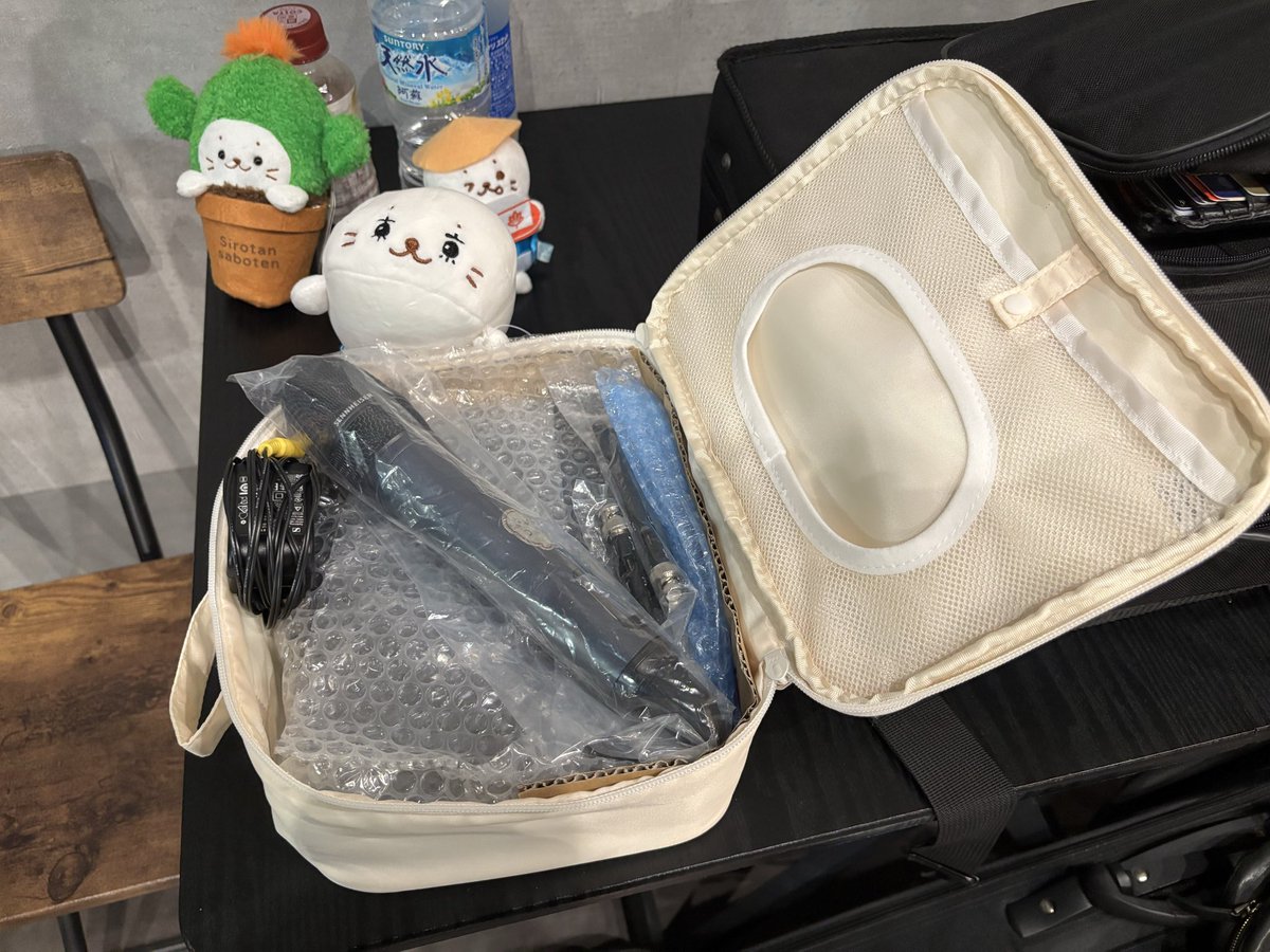 しろたにすとでSENNHEISERのワイヤレスマイク(EW100 G4)使用の方に朗報。
顔ぼんポーチにぴったり一式全部入ります🦭
耐久性無いので雑な扱いNG、緩衝材は入れるべきですが是非🦭🌵
#しろたん