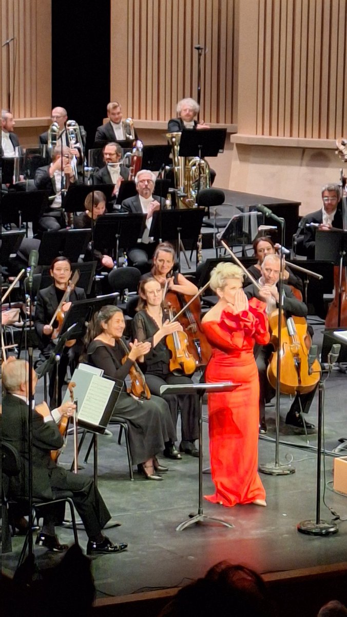 .<a href="/JoyceDiDonato/">Joyce DiDonato</a> qui nous avait déjà enchantés en mai dernier au <a href="/DesElysees/">Théâtre des Champs-Elysées</a> dans Jephté nous a donné de formidables Rückert Lieder avec <a href="/nationaldefce/">Orchestre National de France</a>