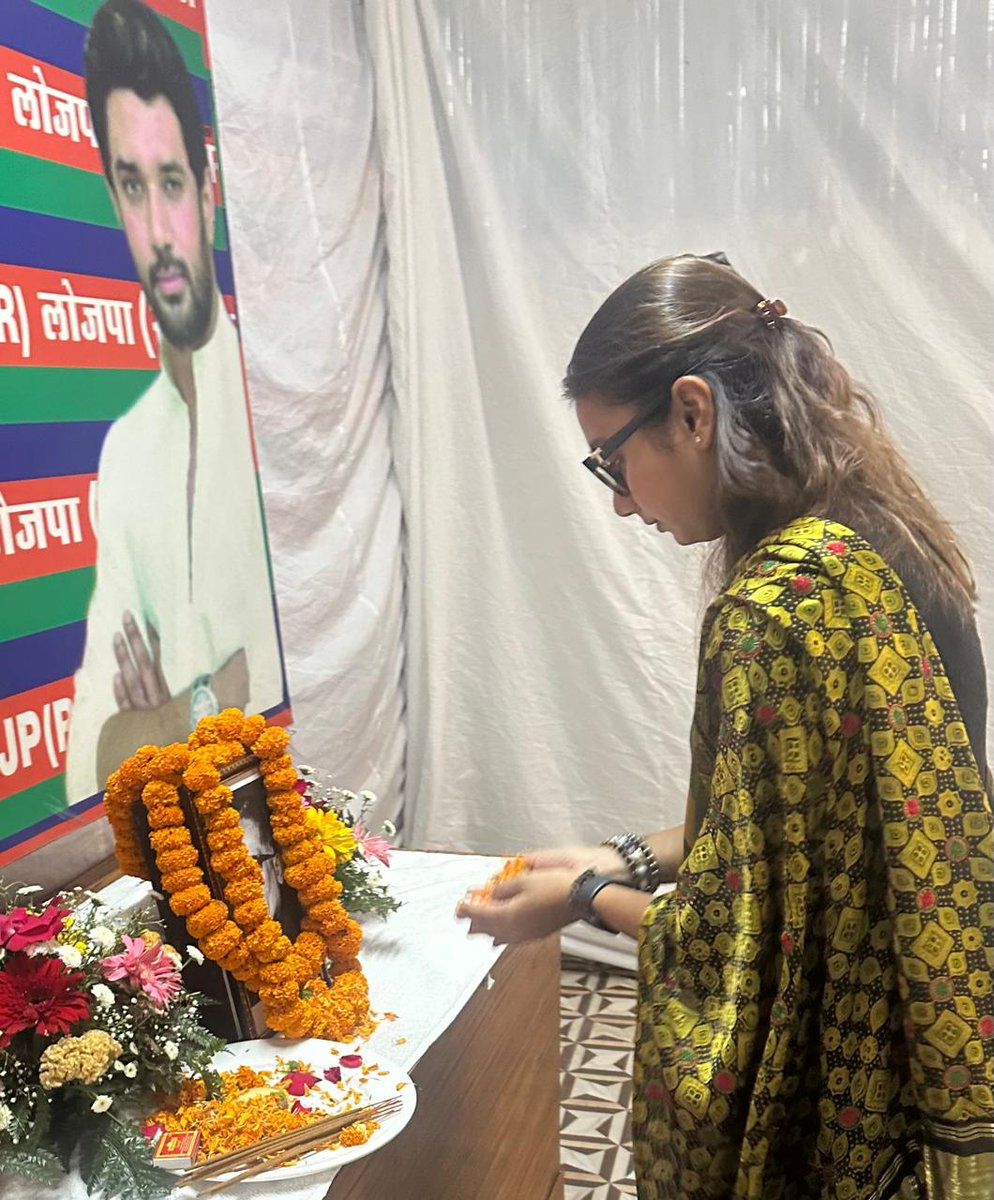Sham4Samastipur's tweet image. &quot;मेरी रुचि सत्ता के कब्जे में नहीं, बल्कि लोगों द्वारा सत्ता के नियंत्रण में है।&quot; - श्रद्धेय जयप्रकाश नारायन

संपूर्ण क्रांति के प्रणेता &apos;लोकनायक&apos; जयप्रकाश नारायण जी की जयंती पर उन्हें कोटि-कोटि नमन। उनकी विचारधारा और सेवा भाव हम सभी के लिए प्रेरणा का स्रोत है।
#JayPrakashnarayan