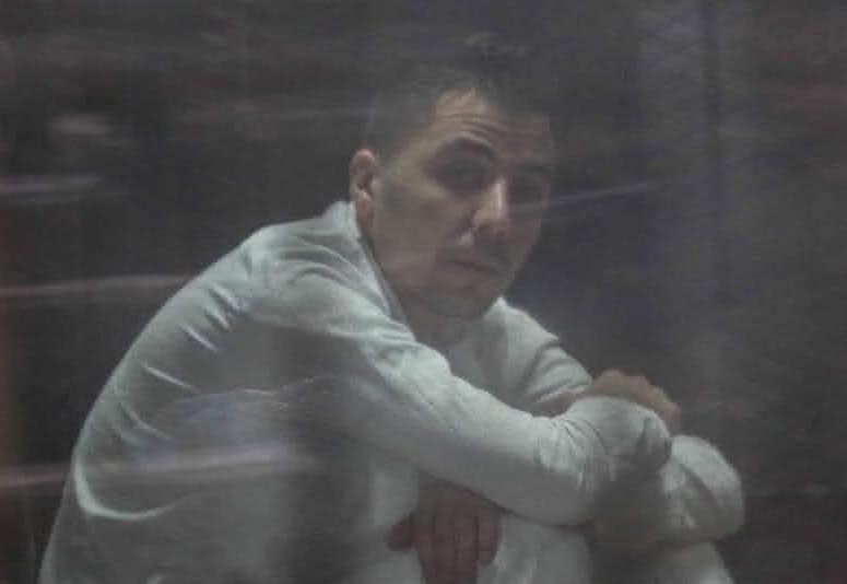 في حركة حقيرة لا توصف إلا بالخيانة، أصدرت مجموعة ألتراس وايت نايتس المصرية بيان بعد إطلاق سراح عدد من كوادرها أن المجموعة عادت كاملة الصفوف، رغم أن أحد أهم كوادرها وقائدها #السيد_مشاغب" معتقل منذ 10 سنوات وما زال في السجن حتى اليوم. القتلة والحرامية والمجرمين خرجوا، فما هي جريمة