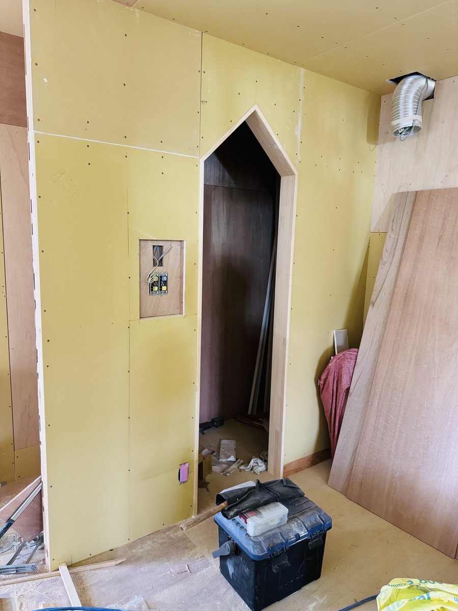 帰国後一発目の契約終了、午後から打合せと現地調査、週明け出張も入ってる、やっぱり移動距離で仕事が忙しくなるのはホントの話❗️

帰り道で現場打合せ、指定してたキッチンパントリー入口が可愛い😍