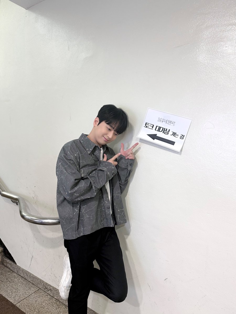 이찬원(LEECHANWON) 공식 트위터 (@chanwonofficial) on Twitter photo 📸 찬또그래퍼 📸
<불후의 명곡>의
미남 MC 찬원 등장!🤗
토요일마다 찾아오는
눈 호강, 귀 호강의 시간을
즐기실 분들은🥰
모두 오후 6시 5분
KBS2에서 만나요🫶🏻
#이찬원 #LeeChanWon
#불후의명곡 
#티엔엔터테인먼트 📸 찬또그래퍼 📸
<불후의 명곡>의
미남 MC 찬원 등장!🤗
토요일마다 찾아오는
눈 호강, 귀 호강의 시간을
즐기실 분들은🥰
모두 오후 6시 5분
KBS2에서 만나요🫶🏻
#이찬원 #LeeChanWon
#불후의명곡 
#티엔엔터테인먼트