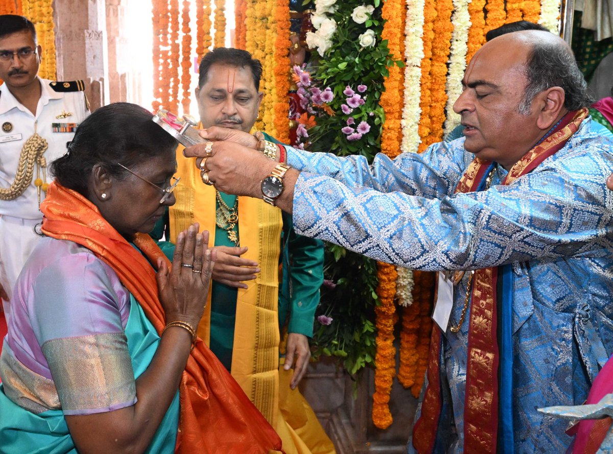 rashtrapatibhvn's tweet image. President Droupadi Murmu had Darshan at Dwarkadhish Temple in Gujarat and offered prayers for the well-being and prosperity of all.