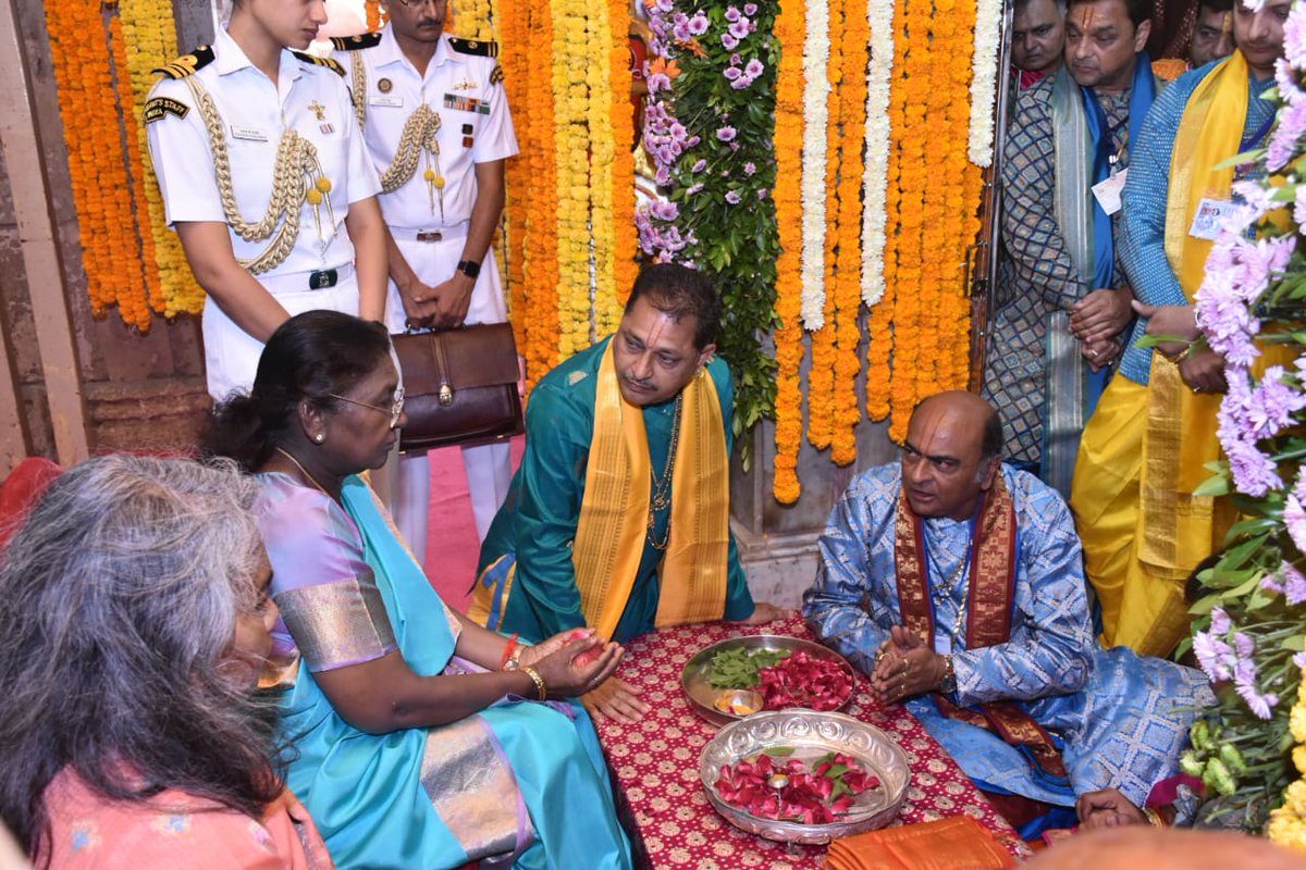 InfoGujarat's tweet image. માન. રાષ્ટ્રપતિ શ્રીમતી દ્રૌપદી મુર્મુજીએ ભગવાન દ્વારકાધીશના દર્શન કર્યાં; માન. રાષ્ટ્રપતિશ્રીએ ભગવાન દ્વારકાધીશને ભારતના નાગરિકોની સુખ, શાંતિ અને સમૃદ્ધિ માટેની હૃદયપૂર્વક પ્રાર્થના કરી...

માન. રાષ્ટ્રપતિશ્રીએ ભક્તિભાવથી શાસ્ત્રોક્ત વિધિપૂર્વક પાદુકા પૂજન કરી ધન્યતા અનુભવી...…