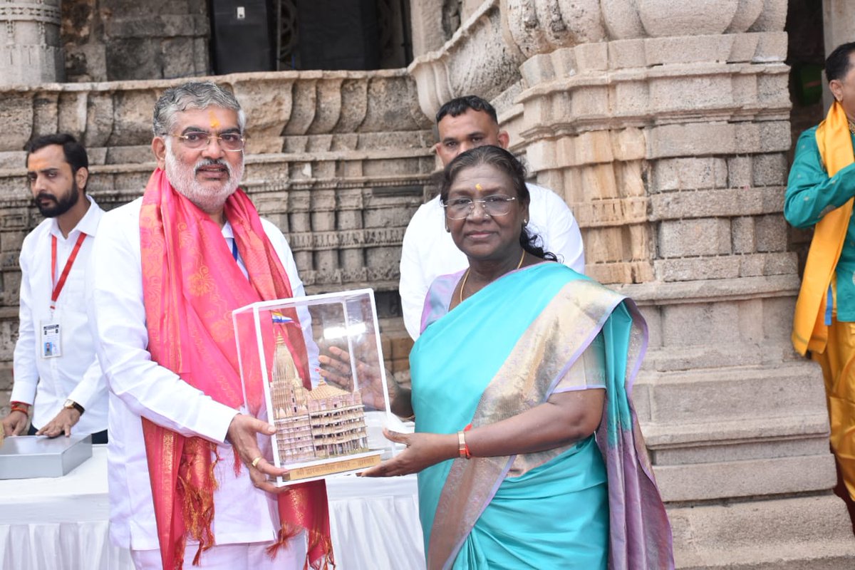 InfoGujarat's tweet image. માન. રાષ્ટ્રપતિ શ્રીમતી દ્રૌપદી મુર્મુજીએ ભગવાન દ્વારકાધીશના દર્શન કર્યાં; માન. રાષ્ટ્રપતિશ્રીએ ભગવાન દ્વારકાધીશને ભારતના નાગરિકોની સુખ, શાંતિ અને સમૃદ્ધિ માટેની હૃદયપૂર્વક પ્રાર્થના કરી...

માન. રાષ્ટ્રપતિશ્રીએ ભક્તિભાવથી શાસ્ત્રોક્ત વિધિપૂર્વક પાદુકા પૂજન કરી ધન્યતા અનુભવી...…