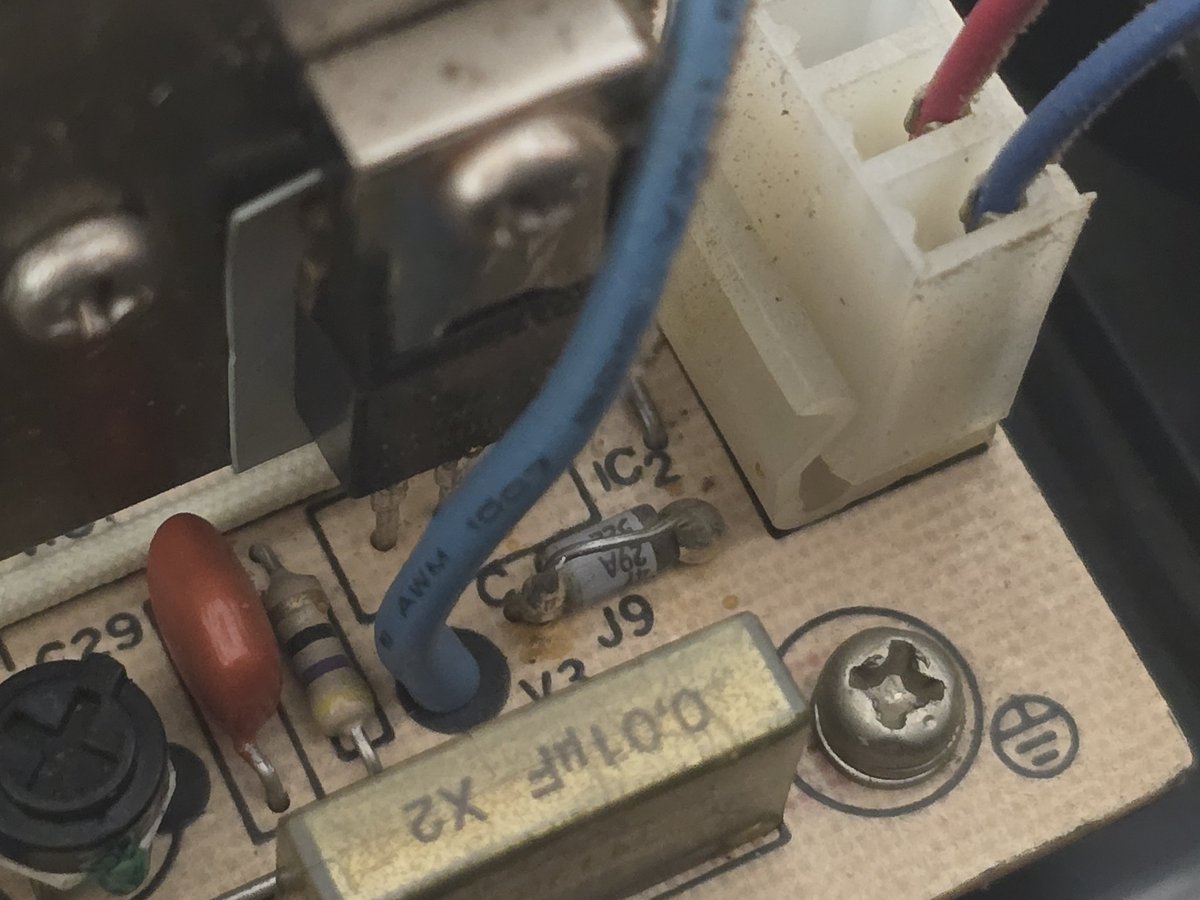 VejvyCZ's tweet image. Kamarád mě poprosil  zda bych mu mohl opravit zdroj na XT éčko...
Je to realizovatelné,  ale bude potřeba vzhledem ke stáří  např.  u kondenzátorů změřit vnitřní odpor.......
#oldcomputers 
#XT