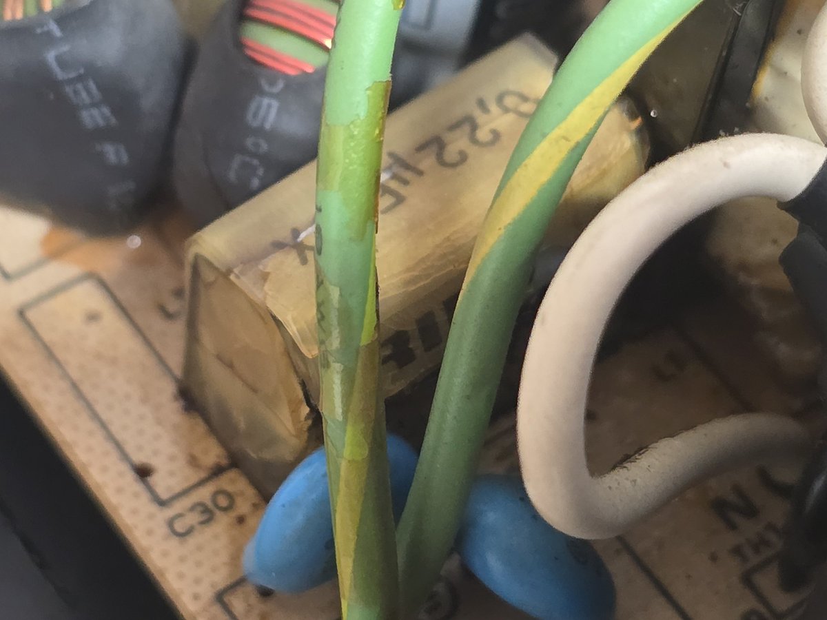 VejvyCZ's tweet image. Kamarád mě poprosil  zda bych mu mohl opravit zdroj na XT éčko...
Je to realizovatelné,  ale bude potřeba vzhledem ke stáří  např.  u kondenzátorů změřit vnitřní odpor.......
#oldcomputers 
#XT