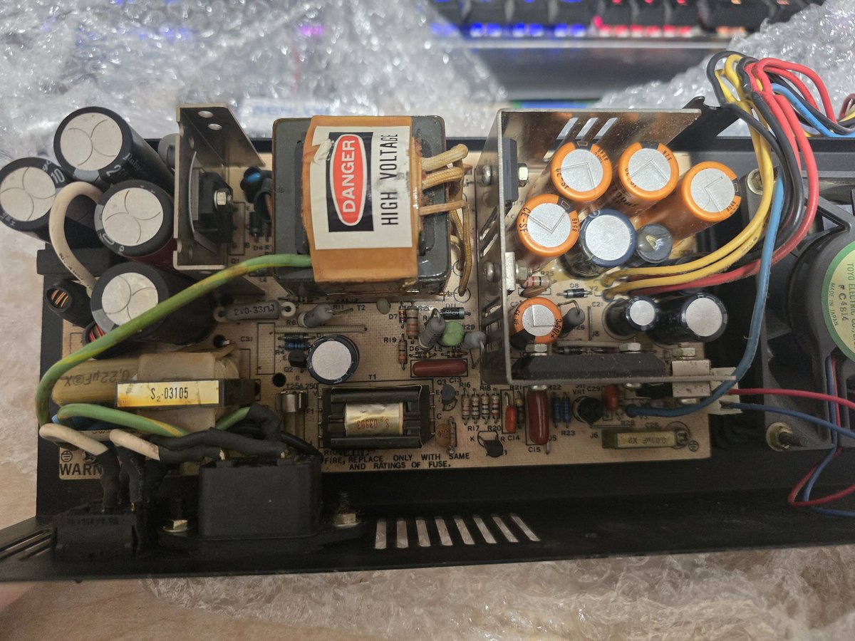 VejvyCZ's tweet image. Kamarád mě poprosil  zda bych mu mohl opravit zdroj na XT éčko...
Je to realizovatelné,  ale bude potřeba vzhledem ke stáří  např.  u kondenzátorů změřit vnitřní odpor.......
#oldcomputers 
#XT