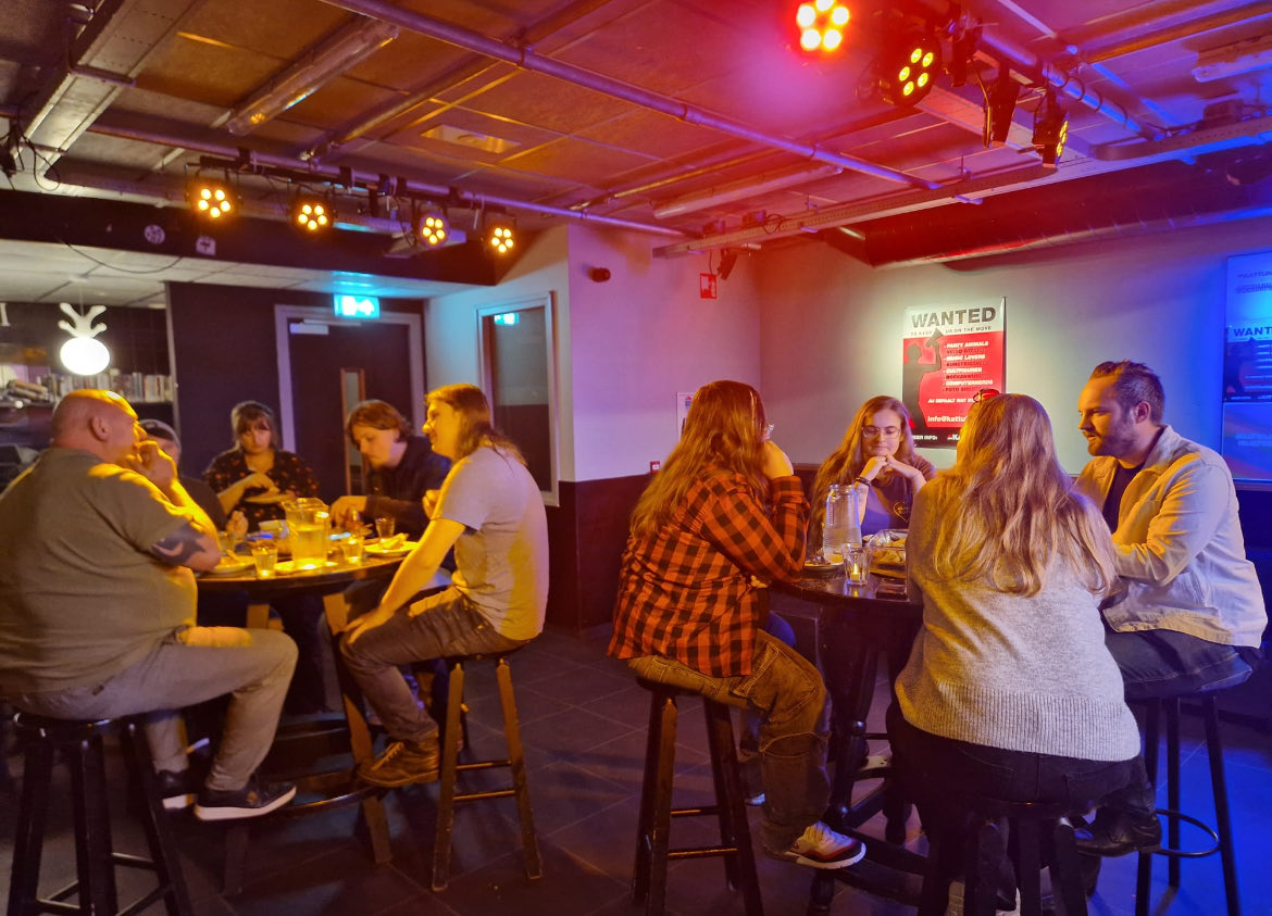 Gisteravond had ik in De Schuit een goed gesprek met een aantal LHBTI-jongeren uit Katwijk. We spraken onder andere over waar zij blij mee zijn in onze gemeente, maar ook over de uitdagingen waar zij nu en in het verleden tegenaan zijn gelopen. 

Helaas blijkt ook uit de cijfers