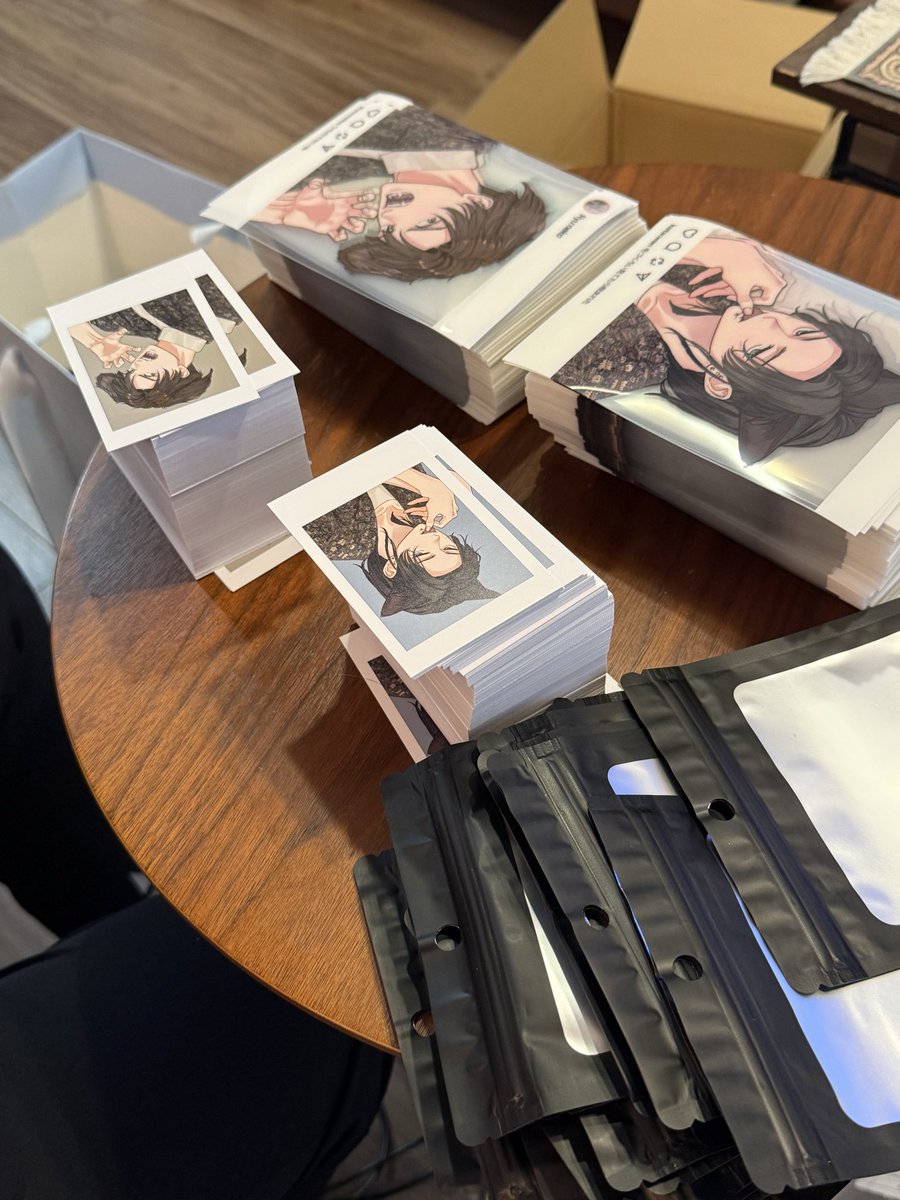 ずーっと売り子が虚な顔をしながら「ふくろまで愛して下さい」って袋詰めしてる