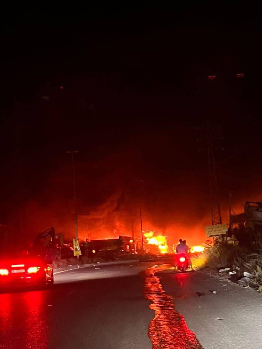 Urgente | Corresponsal de #VozDelPueblo: Un ciudadano murió y otros 6 heridos como resultado de diez ataques aéreos israelies contra seis concesionarios de excavadoras y bulldozers en la carretera de Al-Musaylih ( sur del Líbano) destruyendo un gran número de vehículos.