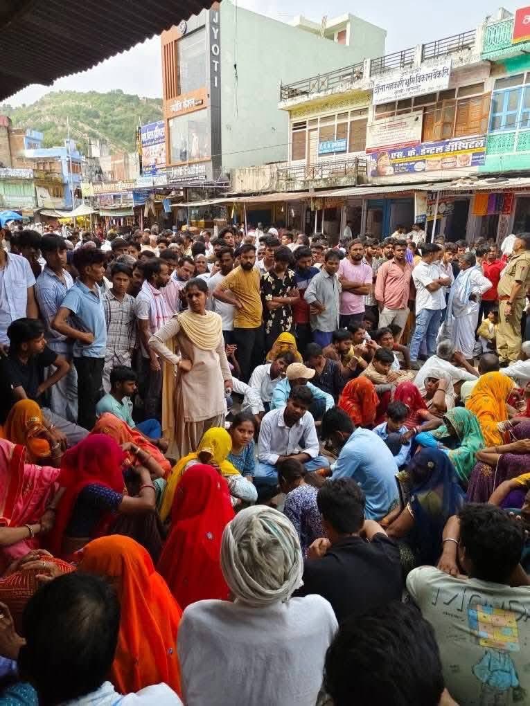 स्व.कमलेश सैनी जी लालसोट आन्दोलन मे मुकदमे दर्ज करना दुर्भाग्यपूर्ण !!
क्रांतिकारी योद्धाऔ को ना लाठियों से डरा सकते हैं और ना ही जेल से, जिस प्रकार लालसोट के क्रान्तिकारी साथियों ने ग़रीब किसान के बेटे कमलेश जी सैनी की मौत होने अन्याय के खिलाफ आवाज़ उठाई और सरकार व प्रशासन से
