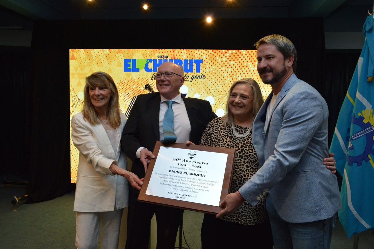 Una Familia con profundo sentido de pertenencia #Trelewense un Diario <a href="/ElChubut/">Diario EL CHUBUT</a> que nació para el ciudadano y su comunidad incluyendo al #Chubutín para los niños 👦 Let'sGo <a href="/sofyvillalon/">Sofía Villalón Sáez</a> <a href="/gerardomerinotw/">Gerardo Merino</a> <a href="/artemudich/">Artemudich</a> y los 28th de su <a href="/fmElChubut901/">FM El Chubut 90.1</a> 
1975-2025 🎂🥂🍾🇦🇷✈️🌎