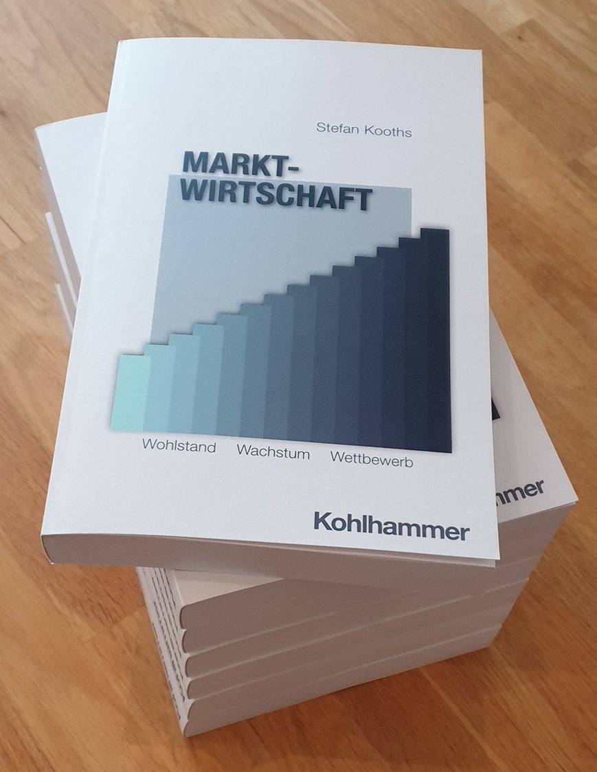 Druckfrisch: „#Marktwirtschaft – #Wohlstand, #Wachstum, #Wettbewerb“. Mit einem koordinationsorientierten Paradigma behandelt das Buch ökonomische Systemfragen und verbindet damit Wirtschaftstheorie mit (markt-) wirtschaftlicher Praxis.
➡️ @kohlhammer: shop.kohlhammer.de/marktwirtschaf…