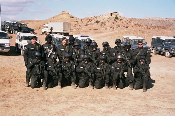 Се бореле Македонците отсекогаш. Се бореле за држава, за слобода, за човечки правдини. Низ таа борба, со многу храброст, пожртвуваност, страдање и крв, партизаните ја создале македонската држава.
Нека ни е честит Денот на народното востание, 11 Октомври.
(полигон Пенуш, 2002 год)