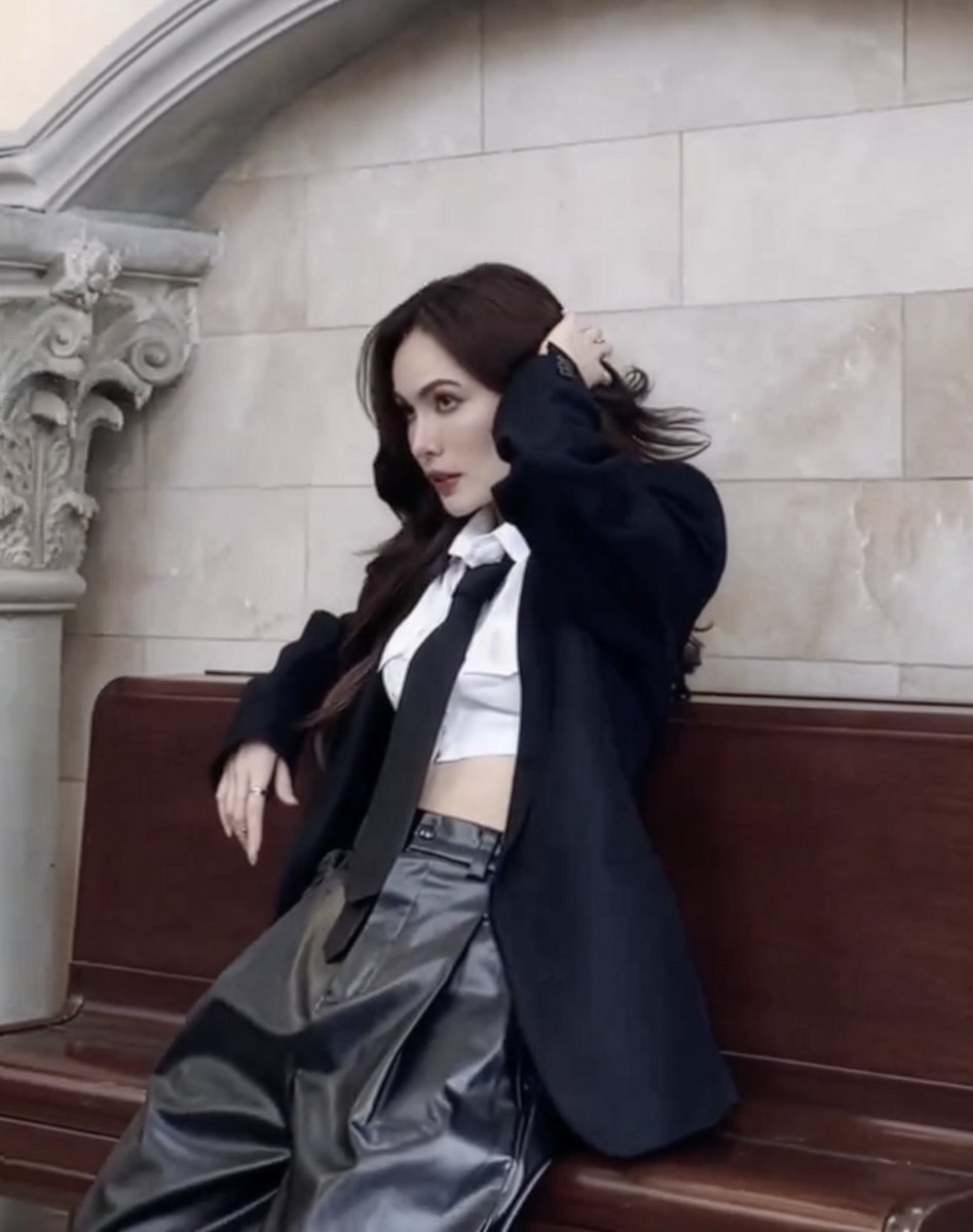 prol_x's tweet image. cute as hell                           what the hell

#CharlotteAustin