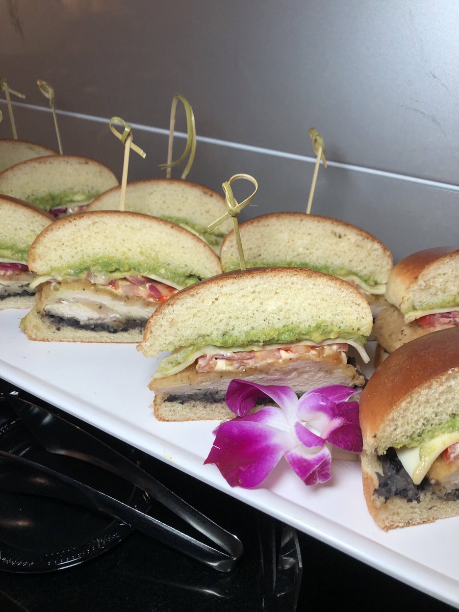 AlwaysEating__'s tweet image. HEY EVERYONE! @cryptocomarena has a new menu for the 2025-2026 season of ICONIC @Lakers and @LAKings ✨

BOLD. FLAVORFUL. JUST PERFECTION.  

💛💜🖤🩶🏀🏒✨💛💜🖤🩶🏀🏒✨