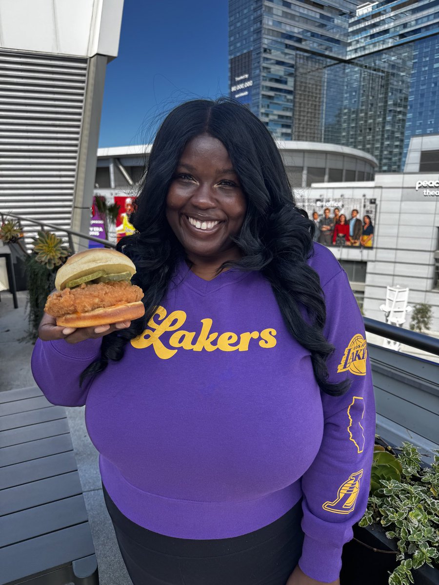 AlwaysEating__'s tweet image. HEY EVERYONE! @cryptocomarena has a new menu for the 2025-2026 season of ICONIC @Lakers and @LAKings ✨

BOLD. FLAVORFUL. JUST PERFECTION.  

💛💜🖤🩶🏀🏒✨💛💜🖤🩶🏀🏒✨