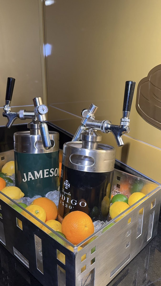 AlwaysEating__'s tweet image. HEY EVERYONE! @cryptocomarena has a new menu for the 2025-2026 season of ICONIC @Lakers and @LAKings ✨

BOLD. FLAVORFUL. JUST PERFECTION.  

💛💜🖤🩶🏀🏒✨💛💜🖤🩶🏀🏒✨