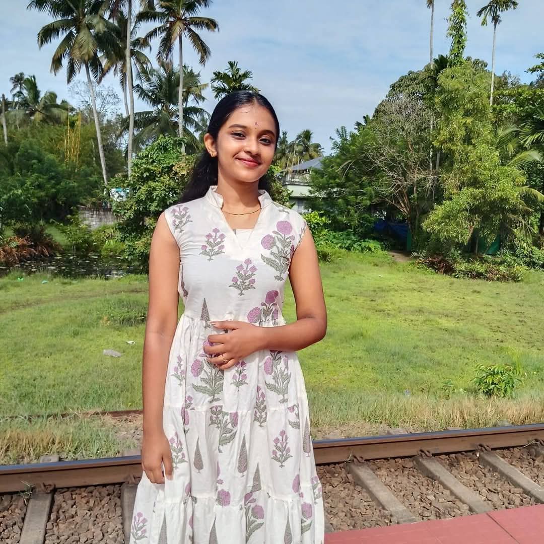 ❤️ ജിഹാദിന്റെ മറ്റൊരു ഇര കൂടി
മകളെ മാപ്പ് 🙏
അഞ്ജന....

ഒക്ടോ 2 ന് അർദ്ധരാത്രി അരൂർ റെയിൽവെ സ്റ്റേഷനു സമീപം... ട്രെയിൻ തട്ടി മരിച്ചു...

ഒരു സാധാരണ പത്രവാർത്തയിലൊതുങ്ങിയ സംഭവം...

ആലപ്പുഴ ജില്ലയുടെ വടക്കേയറ്റത്ത് അരൂരിൽ  ധർമ്മക്കാട്ട് വീട്ടിൽ രതീഷിന്റെ രണ്ടു പെൺ മക്കളിൽ