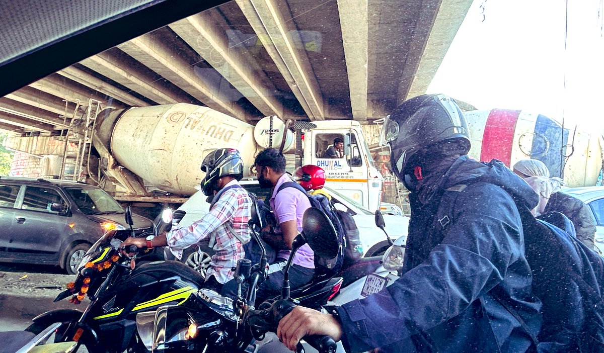 वाकड, बाणेर परिसरात दिवसाढवळ्या गिधाडासारखे घिरट्या घालणारे हे मिक्सर्स कोणाच्यातरी राजकीय वरदहस्ताशिवाय चालणे शक्यच नाही.

<a href="/PuneCityTraffic/">पुणे शहर वाहतूक पोलीस</a> यांना काही नियम कायदे घालून दिलेले नाहीत काय.?

It would be great if you can enlighten us all.

#बाणेर #पुणे #मराठी