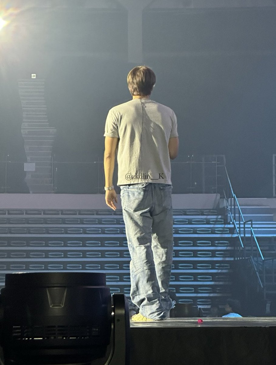 종인이 실제로 보면 ㄹㅇ 거대함…… 
어깨가 미친거야