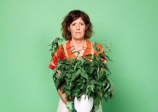 Ze won Camerettenen werd door de Volkskrant uitgeroepen tot comedytalent van 2019. Janneke de Bijl staat deze week op ons podium - mailchi.mp/theaterludens.…