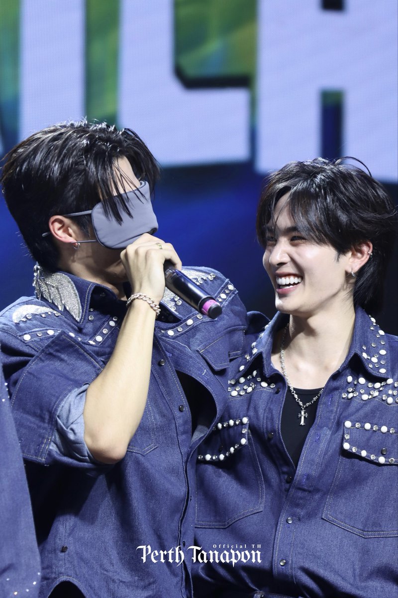 จับนิดเดียวพี่เพิร์ธรู้เลยคนไหนน้องแซนต้า

PERTHSANTA P10L VN FANMEET

#Perfect10LinersFMinVietnam
#PerthSanta #เพิร์ธเเซนต้า
#PerthTanapon #Santapp