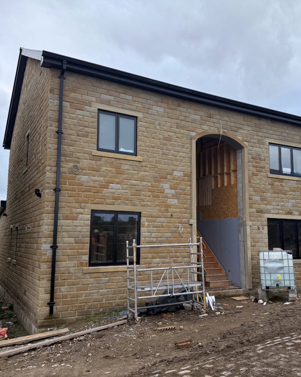 Shortconstruct's tweet image. 🚧 Progress continues at Birtenshaw Farm, Bolton! 

Drainage and earthworks are advancing with Tensar geogrid for stability. All plots are first-fixed, plastering is underway, and temporary boilers are aiding drying. Big thanks to the team for their hard work.