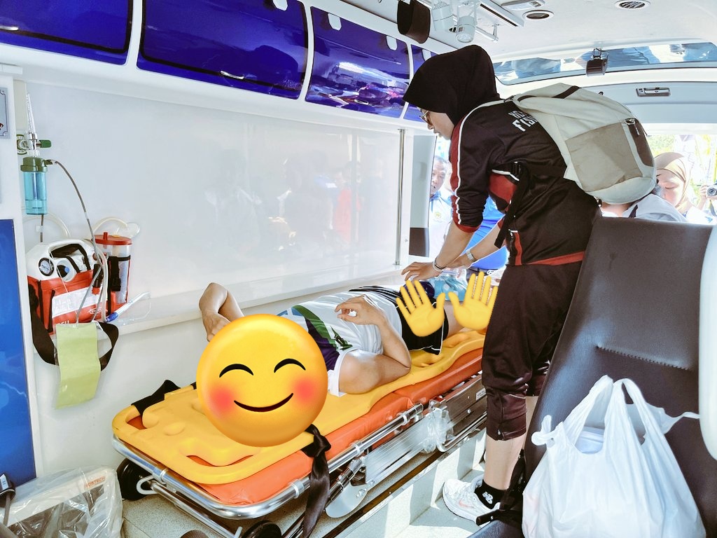 Wih, sigap banget tim medis #PornasKorpri2025 #Sumsel! 💪 Salut buat penanganan cepat untuk atlet cabor bulutangkis yang cedera. Kesehatan atlet adalah prioritas!
​Semoga atletnya cepat pulih dan bisa beraksi lagi!
​#PornasKorpriXVII #Bulutangkis #SumateraSelatan #Sportifitas