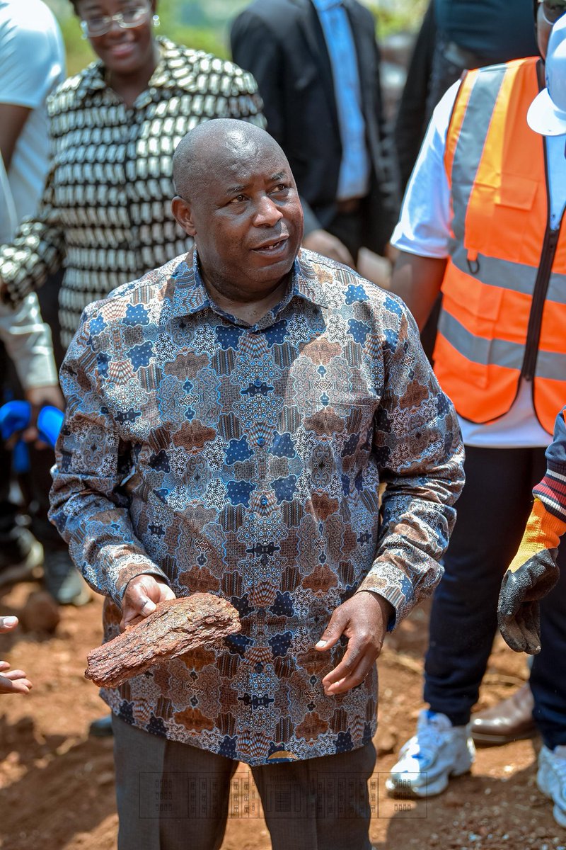 KwaNtare's tweet photo. Hambavu y'ugushikiriza Musitanteri wa Komine #Muhuta, Nyenicubahiro @GeneralNeva yaragendeye umutumba Migera, Komine #Mugere, ahari ubutare bwa "Pyrite" buri kumwe na "Lithium" be na "Béryllium". Ivyigwa biriko birakorwa kugira hamenyekane ubundi butare bwoba buri kumwe n'ubwo. https://t.co/HjOh9rMgTg