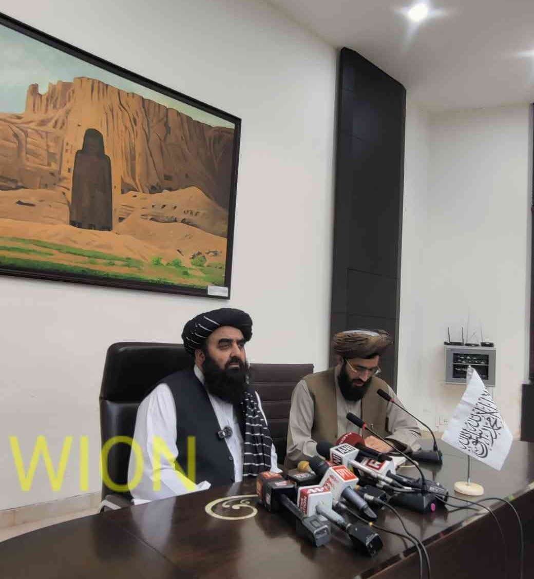 جس بدھا کو قلوب کے امیر، عظیم مجاہد،  امیر المومنین امیر المجاهدین حضرت اقدس ملا محمد عمر مجاهد قدس سرہ نے توپوں سے اڑایا تھا، اسی مجسمے کے نیچے دامت برکاتہم پریس کانفرنس کر رہے ہیں۔
طالبان کدھر جا رہے ہیں  ؟